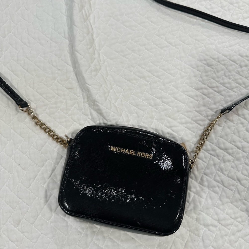 Small Michael Kors Crossbody. Black leather patent.